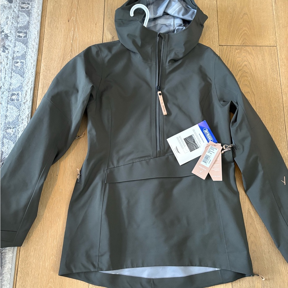 Schale 3-ply technical pullover waterproof of shell coat. Color is night owl.
